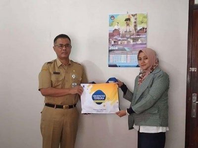 Pemberian-cideramatao-oleh-Direktur-UT-Purwokerto-kepada-Kepala-Dinasfds23d33